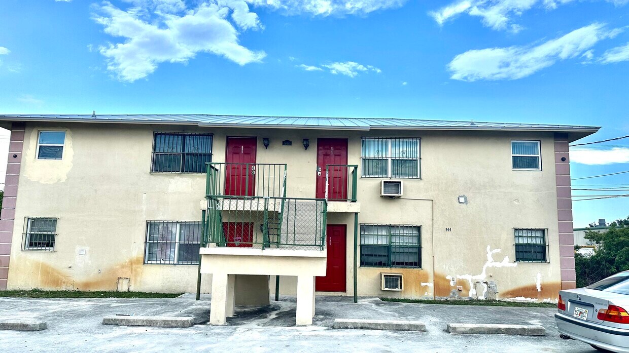 Primary Photo - 944 W 10th St