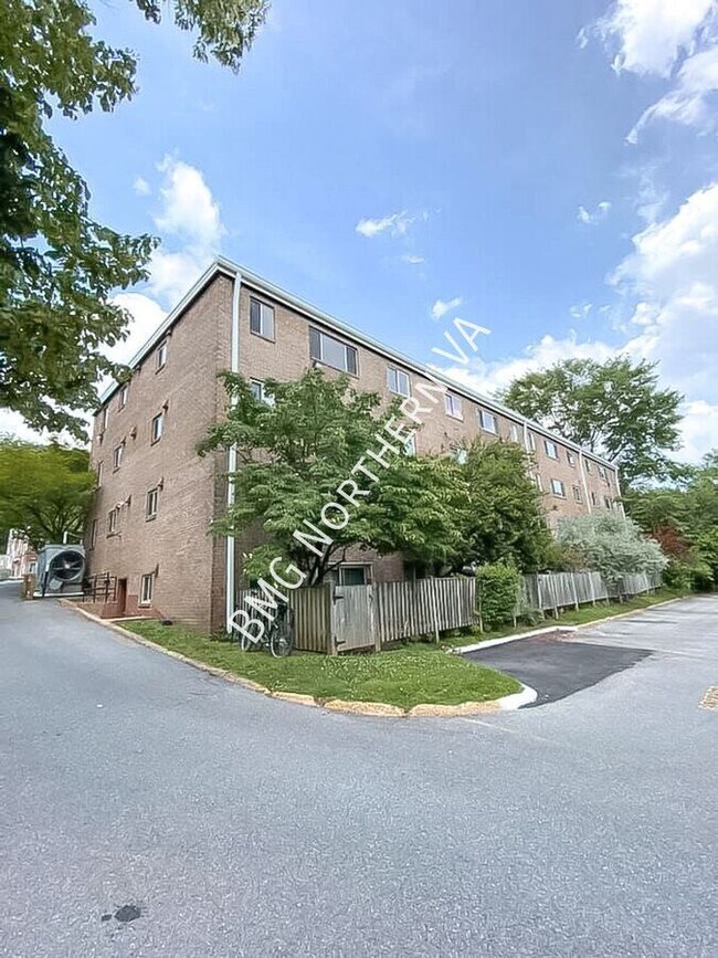 Foto del edificio - 4570 MacArthur Blvd NW