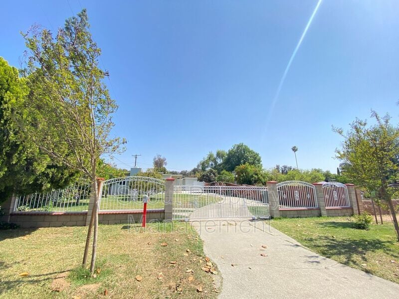 Primary Photo - 7620 Magnolia Ave