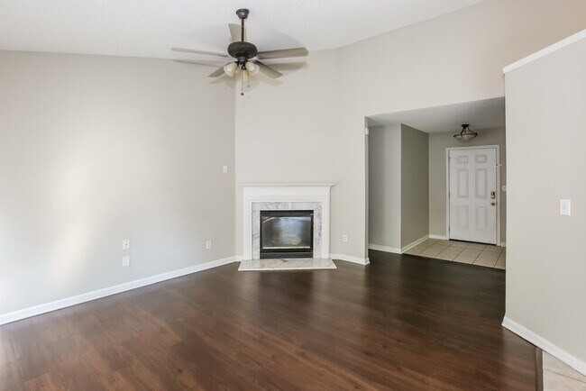 Foto del edificio - 1059 Chapel Creek Rd