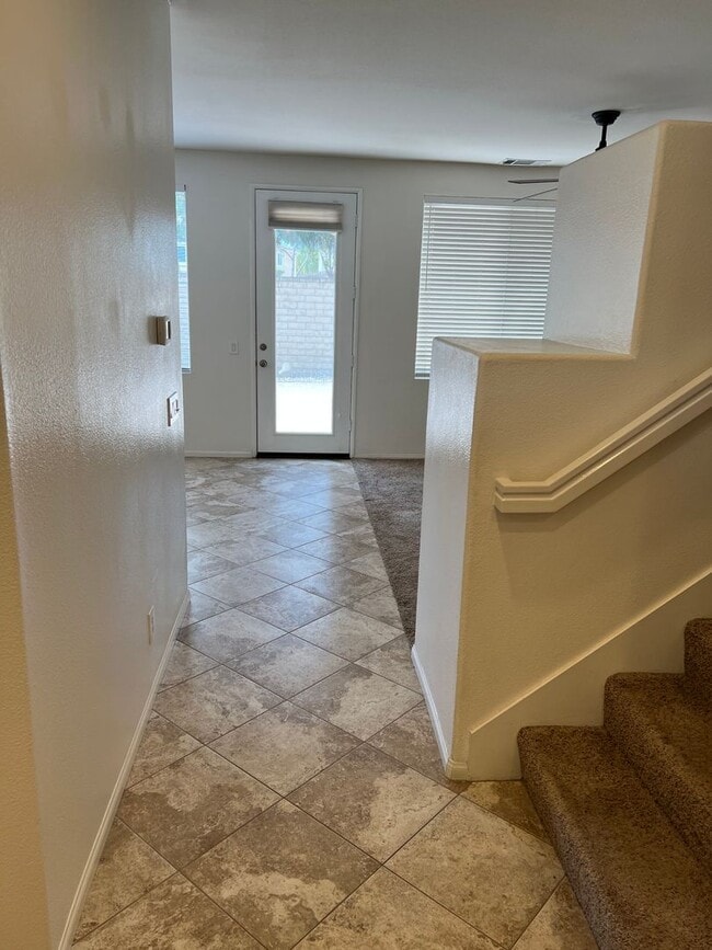 Foto del edificio - Los Arboles town-home with a Driveway