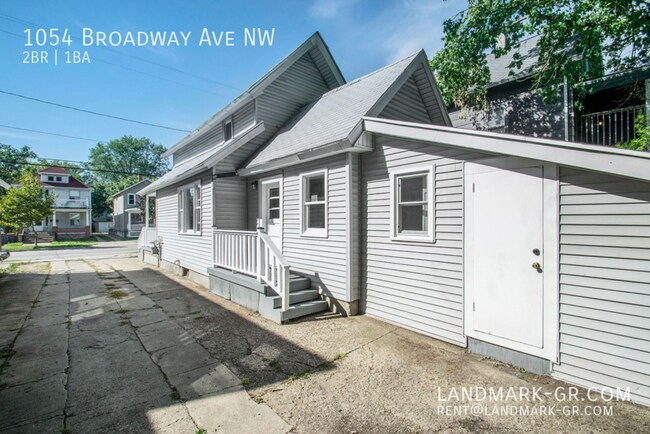 Foto del edificio - Updated 2-3 Bed, 1-Bath – First Month $1,0...