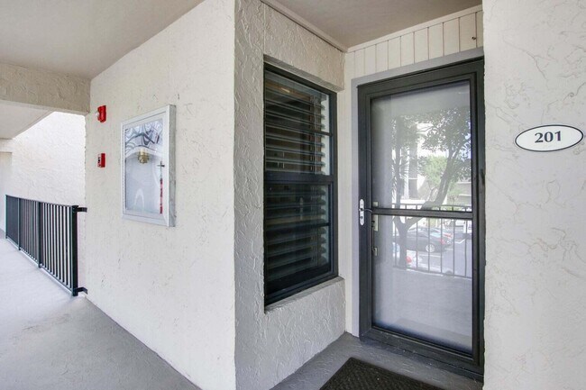 Building Photo - 8 Royal Palm Way