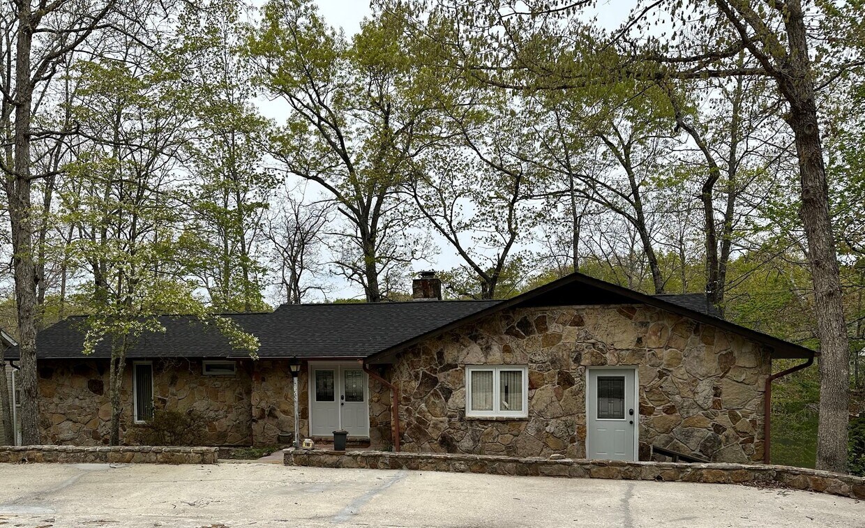 Primary Photo - *Rare Find* Spacious St. George Lakefront ...