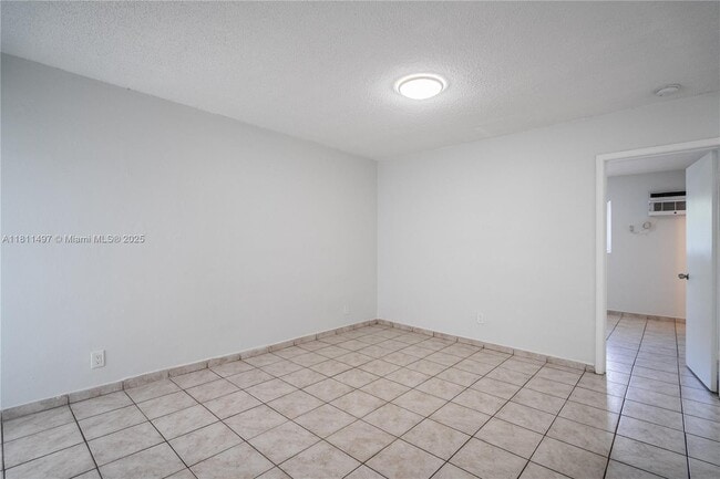 Foto del edificio - 6650 Miller Dr