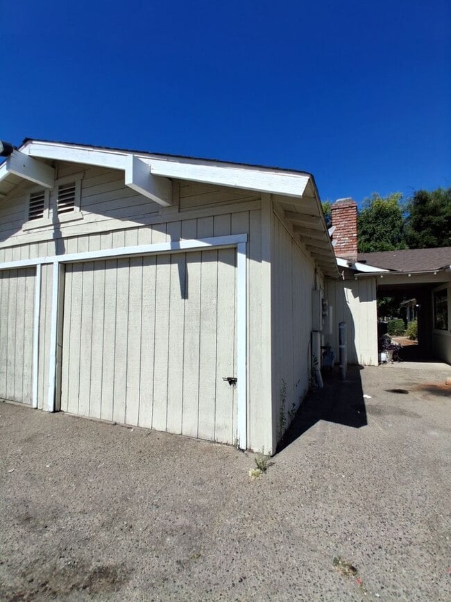 Building Photo - 2306 N Fruit Ave