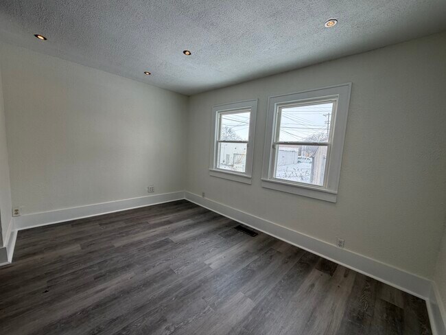 Foto del edificio - 111 E Eckman St