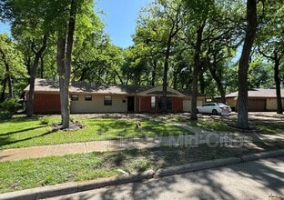 Building Photo - 313 Robinhood Dr