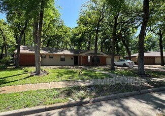 Building Photo - 313 Robinhood Dr