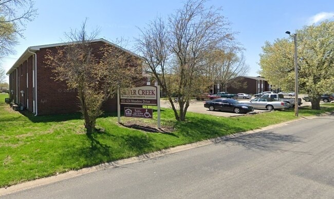 Building Photo - 402 Meadow Dr