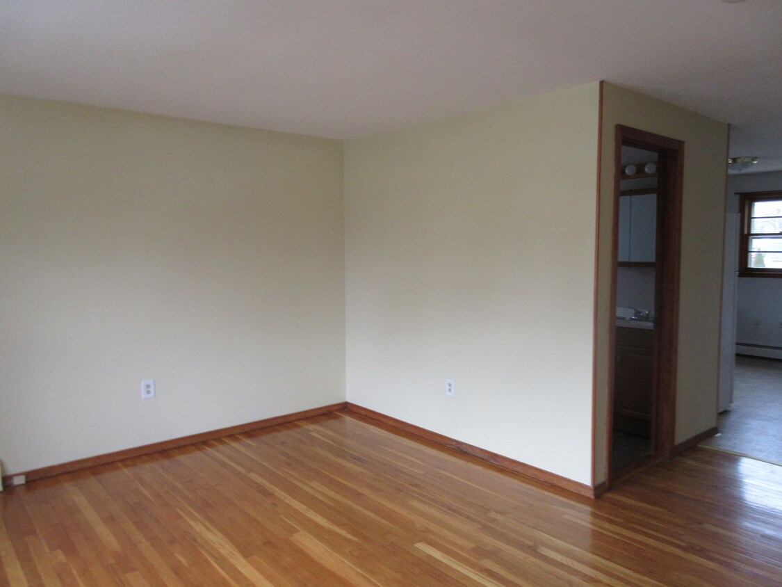 26 Lownds Dr Unit 2, Windsor Locks, CT 06096 Apartments in Windsor