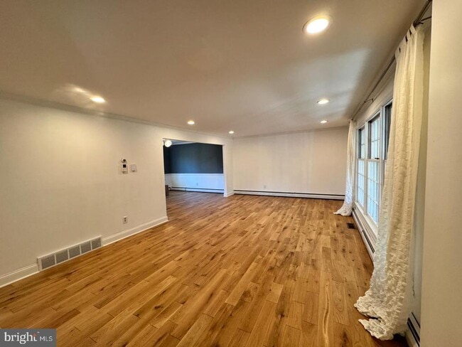 Building Photo - 765 Farnum Rd
