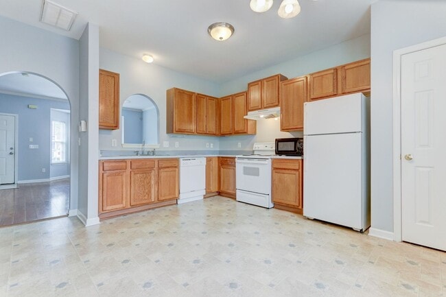 Building Photo - Spotless 2 bedroom townhome in Hardison Hills