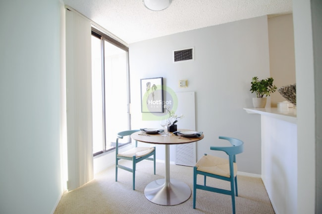 Photo - 758 N Dearborn St Apartment