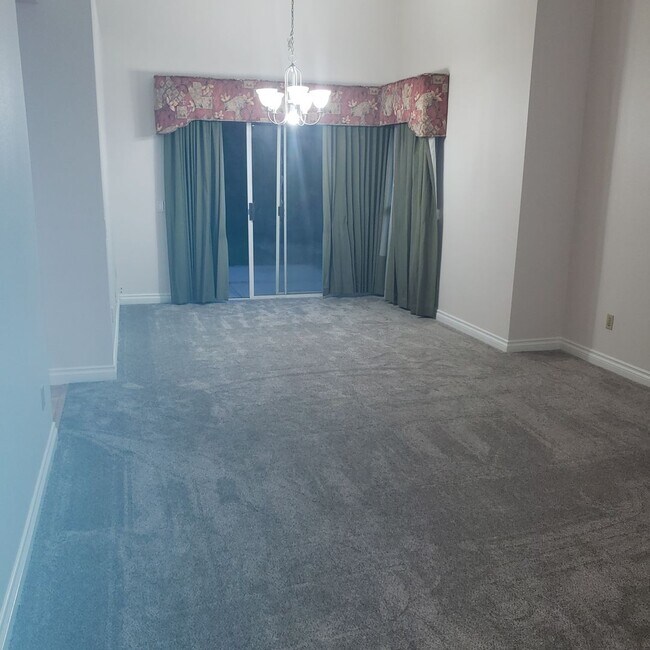Building Photo - ELECTRICITY INCLUDED! 3bed 2.5 bath in But...