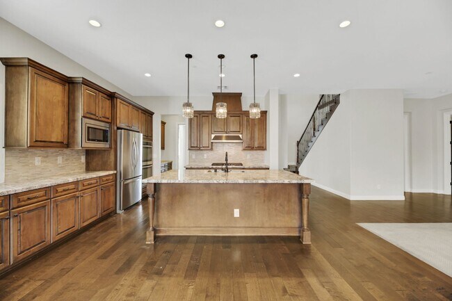 Foto del edificio - STUNNING 2 STORY LARGE HOME WITH POOL AND SPA