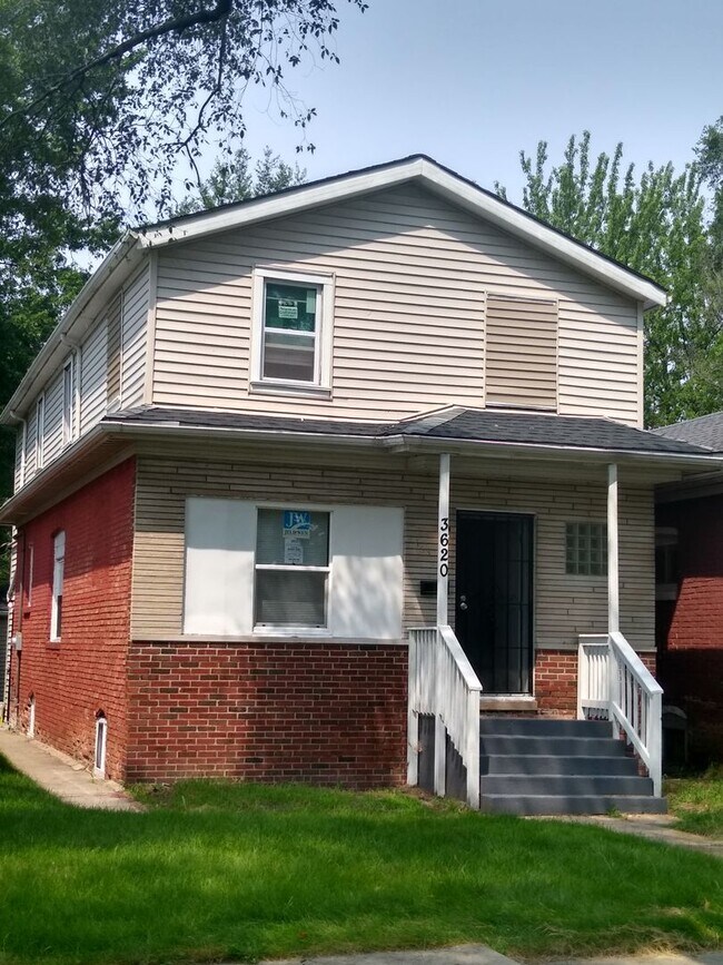 Building Photo - Large 2 Story Home