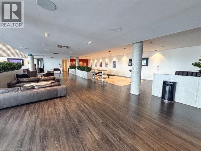 Building Photo - 15 Wellington St S