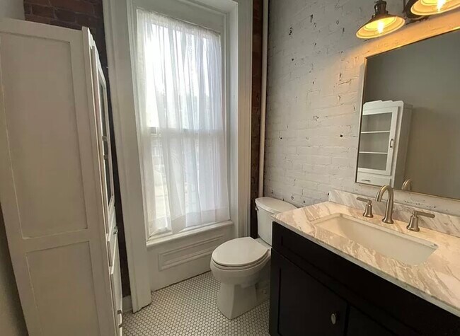 Building Photo - 625 Main St