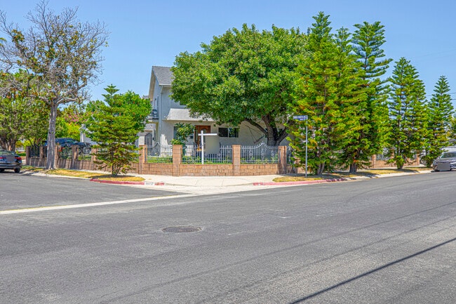Building Photo - 6602 Charlesworth Ave