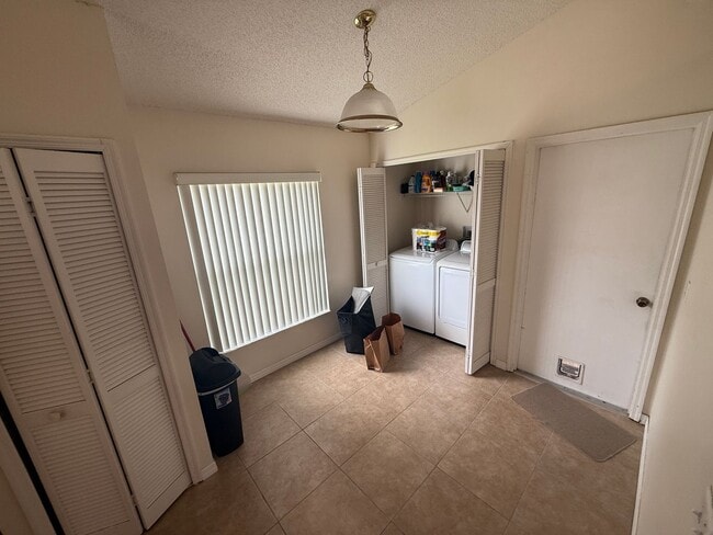 Building Photo - 3/2 Single Family Home in Waterford Lakes AVAILABLE AUGUST 17th!