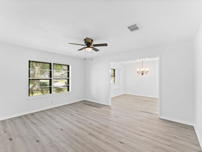 Building Photo - 2122 Briar Cir