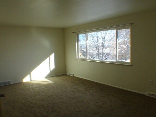 Building Photo - 1096 S Foothill Dr