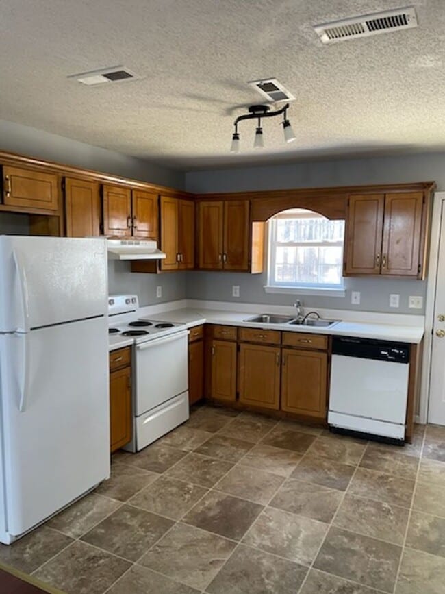 Building Photo - MOUSE CREEK RD 5725/5727