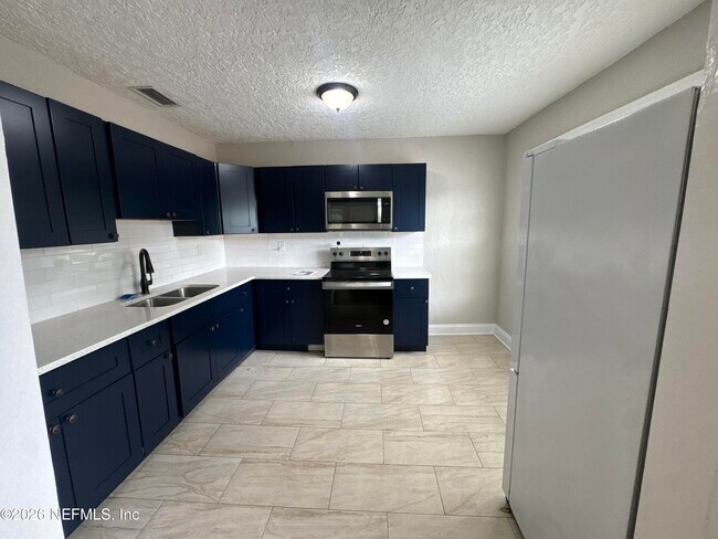 Foto del edificio - 1645 W 12th St