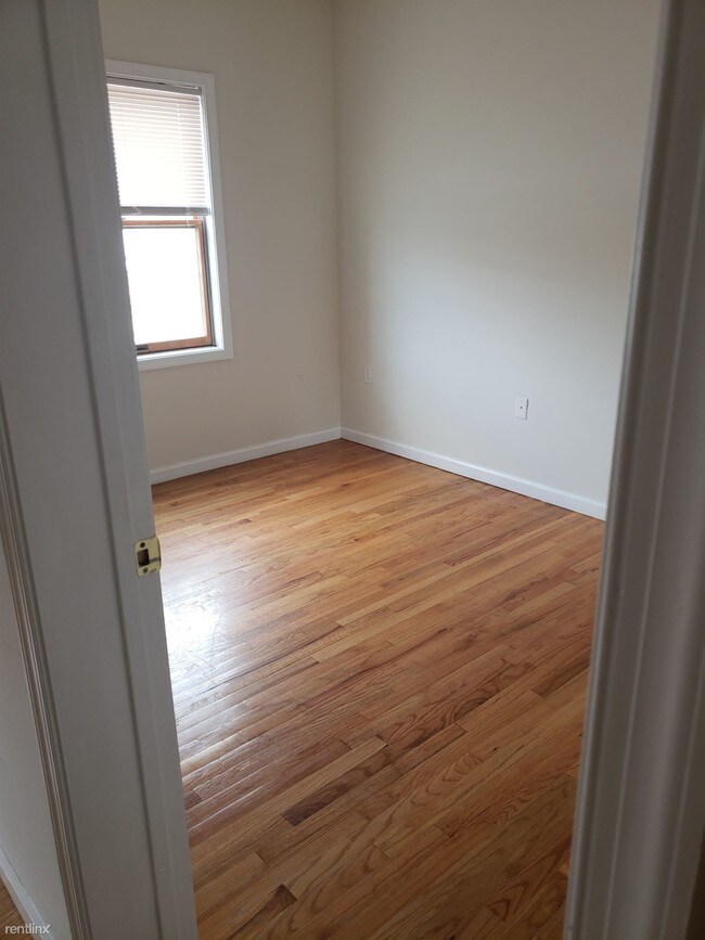 Foto del edificio - 2 br, 1 bath  - 650 Communipaw Ave  Unit