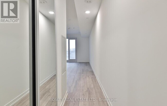 Photo du bâtiment - 2020 Bathurst St