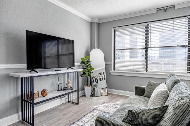 Photo - 311 W Ashley St Apartment