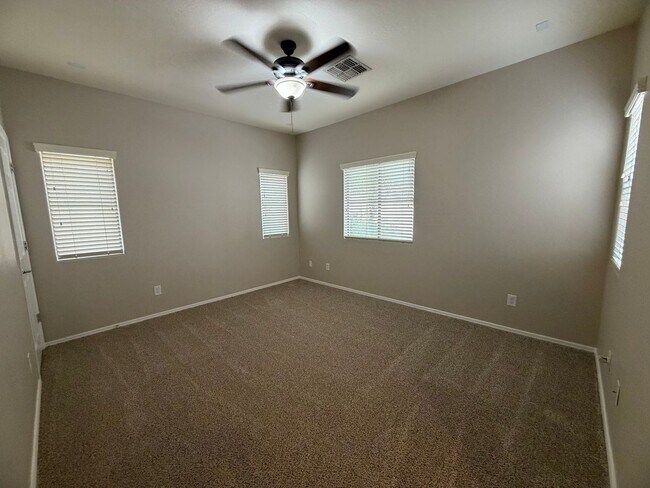 Foto del edificio - Community pool and a low maintenance yard