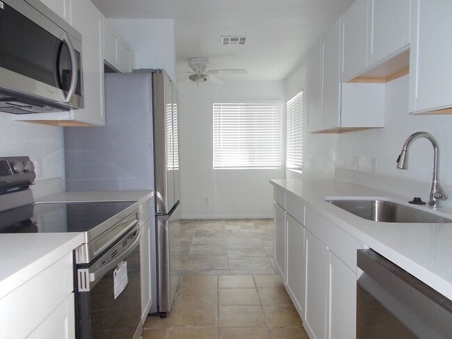 Foto del edificio - 1824 N Decatur Blvd