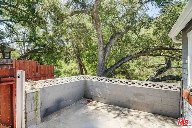 Building Photo - 636 N Topanga Canyon Blvd