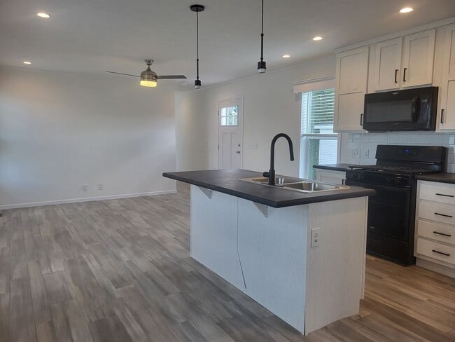 Building Photo - 8 Drake Ln