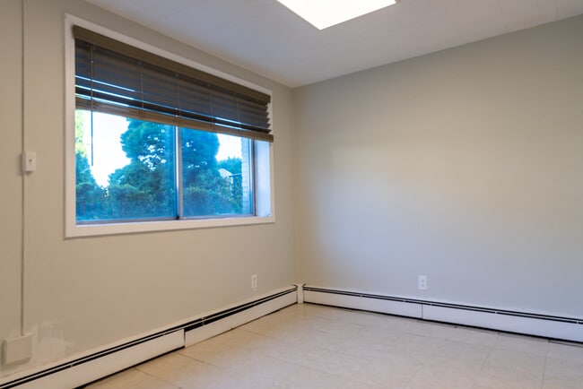 Building Photo - 14 Roxbury Dr