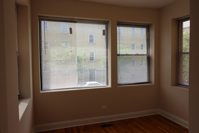 Espacio de solárium moderno - 3216 W Argyle St