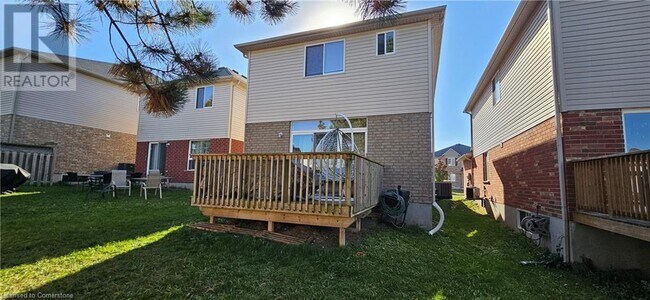 Building Photo - 456 Beaumont Cres