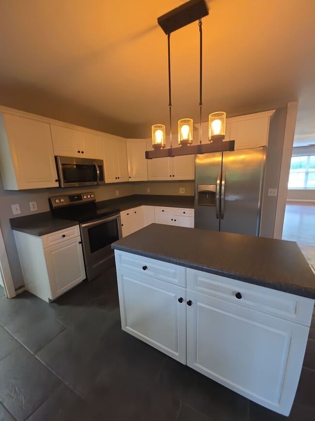 Building Photo - Bright 3 Bedroom Home with Basement, Backyard, and Garage