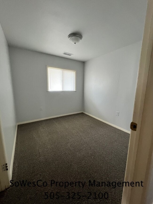 Building Photo - 3 Bedroom 1.5 Bath House with Garage