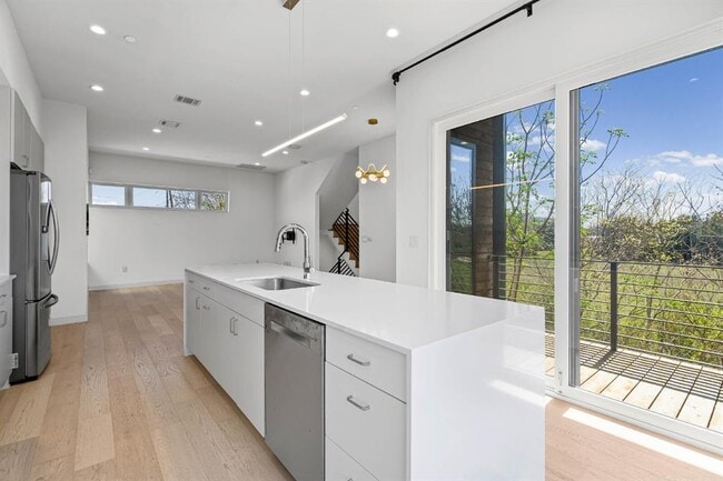 Foto del edificio - 5605 Sunshine Dr