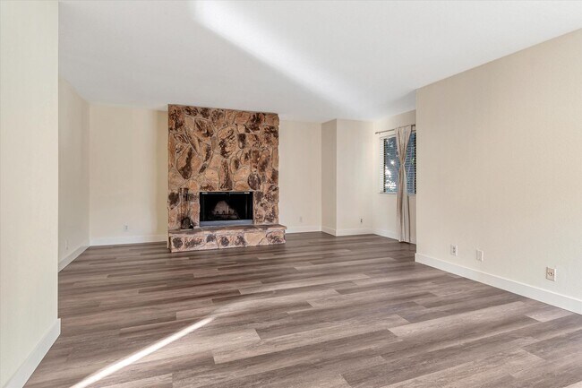 Building Photo - Charming Condo-Washer and Dryer in unit +P...