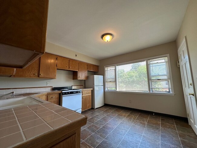 Building Photo - 3221 N Newhall St