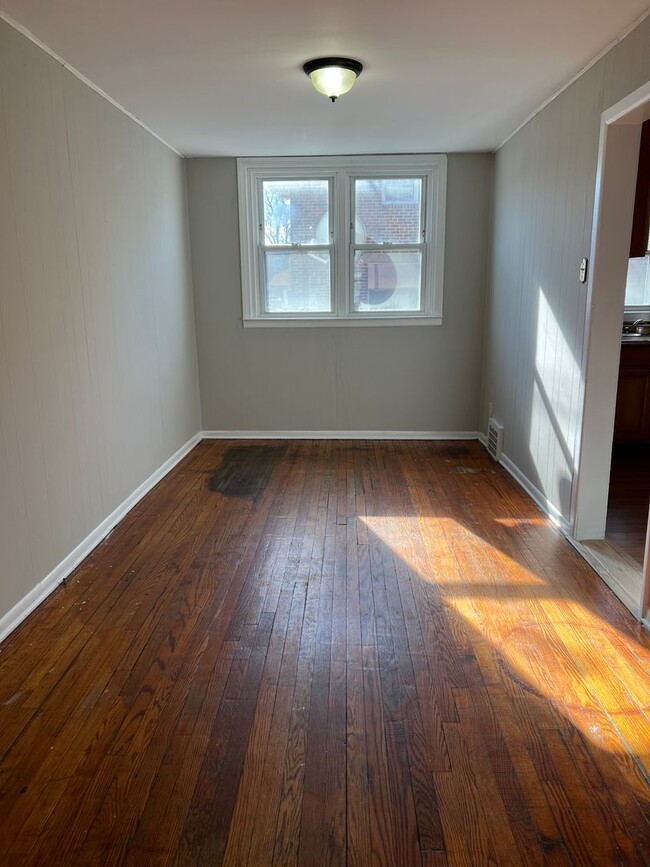 Building Photo - Charming 3-bedroom, 1-bathroom home locate...