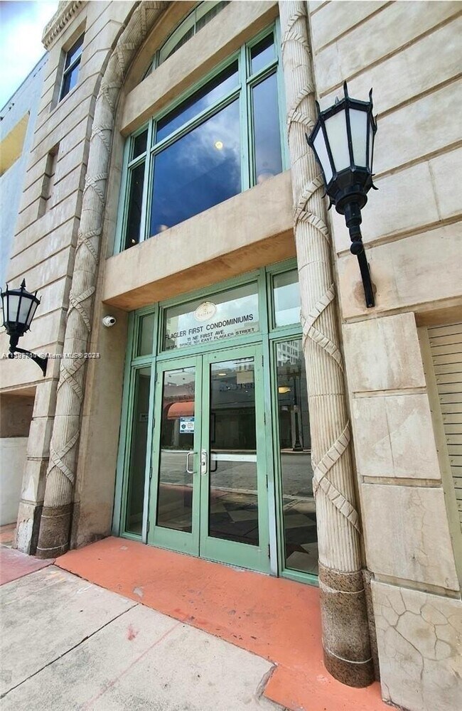 Foto del edificio - 111 E Flagler St