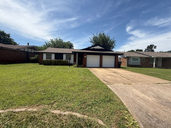 New paint and appliances, luxury vinyl plank and a fenced yard, these 3 beds 1.5 bath is ready fo... - New paint and appliances, luxury vinyl plank and a fenced yard, these 3 beds 1.5 bath is ready fo... House