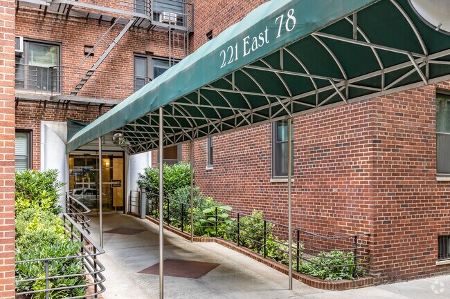 Entrada - 221 E 78th Street