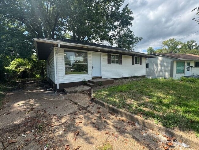 Building Photo - Freshly renovated 4bed/1bath