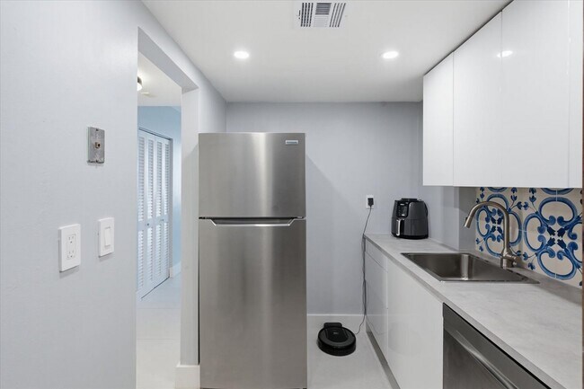 Foto del edificio - 2899 Collins Ave